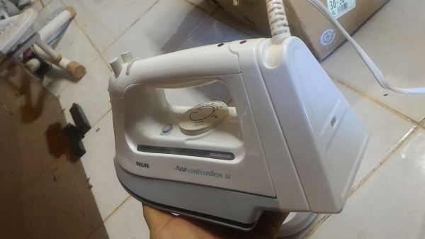 เตารีดผ้าไอน้ำ PHILIPS แบบไร้สายและเลือกแบบยึดสาย เตารีดเคลื่อบสารไม่ให้ผ้าติดรีดลื่นและฐานรองเสียบไฟแยกกัน