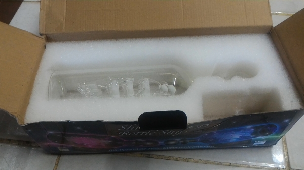 ของตั้งแสดงโชว์ เรื่อใบแก้วในขวด ( Bottle Ship ) ที่ฐานตั้งขวดมีไฟ LED ช่วยดึงความสนใจ