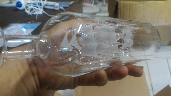 ของตั้งแสดงโชว์ เรื่อใบแก้วในขวด ( Bottle Ship ) ที่ฐานตั้งขวดมีไฟ LED ช่วยดึงความสนใจ