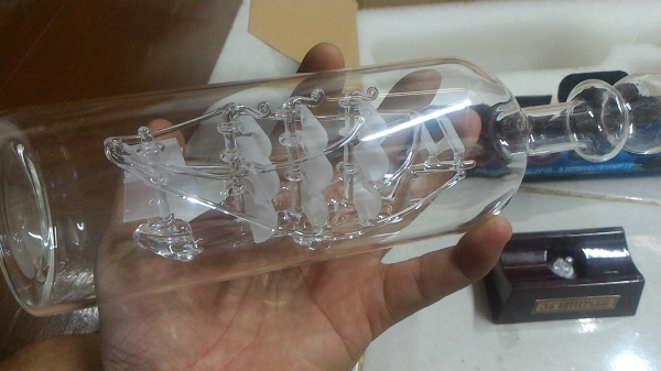 ของตั้งแสดงโชว์ เรื่อใบแก้วในขวด ( Bottle Ship ) ที่ฐานตั้งขวดมีไฟ LED ช่วยดึงความสนใจ