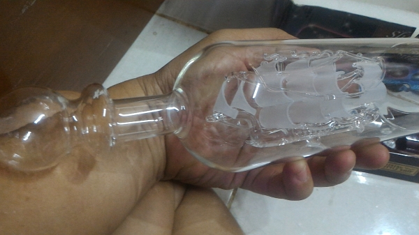 ของตั้งแสดงโชว์ เรื่อใบแก้วในขวด ( Bottle Ship ) ที่ฐานตั้งขวดมีไฟ LED ช่วยดึงความสนใจ