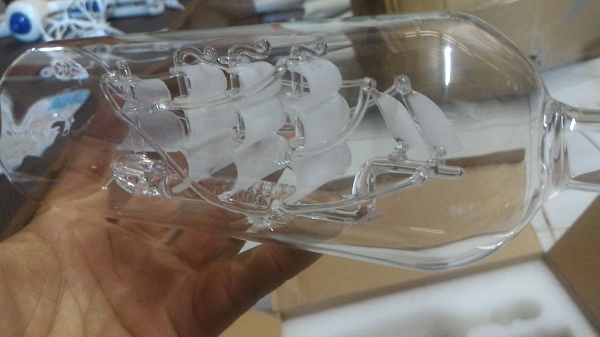 ของตั้งแสดงโชว์ เรื่อใบแก้วในขวด ( Bottle Ship ) ที่ฐานตั้งขวดมีไฟ LED ช่วยดึงความสนใจ