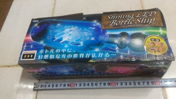 ของตั้งแสดงโชว์ เรื่อใบแก้วในขวด ( Bottle Ship ) ที่ฐานตั้งขวดมีไฟ LED ช่วยดึงความสนใจ