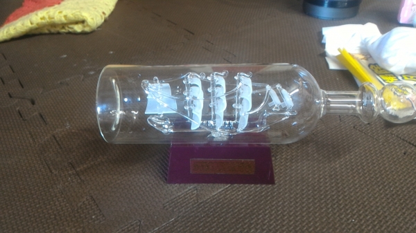 ของตั้งแสดงโชว์ เรื่อใบแก้วในขวด ( Bottle Ship ) ที่ฐานตั้งขวดมีไฟ LED ช่วยดึงความสนใจ