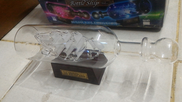 ของตั้งแสดงโชว์ เรื่อใบแก้วในขวด ( Bottle Ship ) ที่ฐานตั้งขวดมีไฟ LED ช่วยดึงความสนใจ