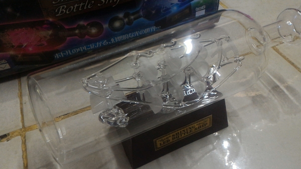 ของตั้งแสดงโชว์ เรื่อใบแก้วในขวด ( Bottle Ship ) ที่ฐานตั้งขวดมีไฟ LED ช่วยดึงความสนใจ