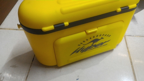 ชุดกระติกเก็บความเย็นเอนกประสงค์และที่วางขวดหรือแก้วน้ำ จะสะพายหรือยึดที่เบาะรถก็สะดวก