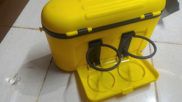 ชุดกระติกเก็บความเย็นเอนกประสงค์และที่วางขวดหรือแก้วน้ำ จะสะพายหรือยึดที่เบาะรถก็สะดวก