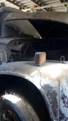 ขายสิบล้อบรรทุกน้ำและน้ำมัน