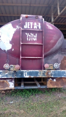 ขายสิบล้อบรรทุกน้ำและน้ำมัน