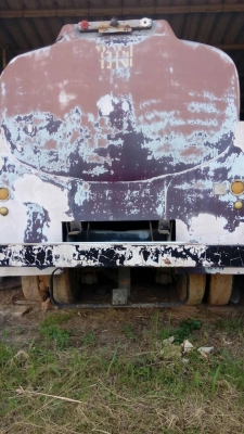 ขายสิบล้อบรรทุกน้ำและน้ำมัน