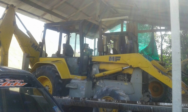 ขายรถตักหน้าขุดหลัง MF 750 2 เพลา ราคา 300000