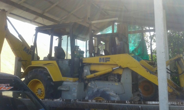 ขายรถตักหน้าขุดหลัง MF 750 2 เพลา ราคา 300000