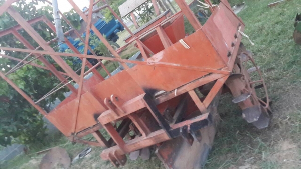 เครื่องปลูกอ้อยร่องคู่พร้อมใช้งาน