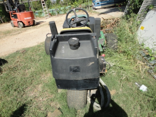 รถตัดหญ้า John deer