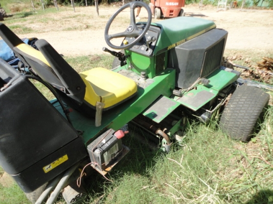 รถตัดหญ้า John deer