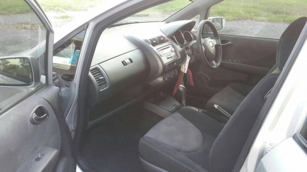 ขายดาวน์ Honda Jazz ปี 06 1.5 VTEC ราคา 270,000 บาท