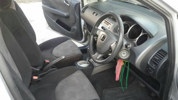 ขายดาวน์ Honda Jazz ปี 06 1.5 VTEC ราคา 270,000 บาท