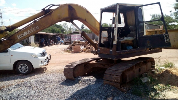 รถแบ๊คโฮ KOMATSU. PC 60-3. สภาพใช้งานได้ดี เครื่องดี ปั๊มดี ช่วงล่างดี สนใจติดต่อ 0835601591 หรือ 0903494058