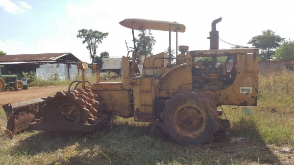 ขายรถบดล้อหนาม CAT 815 4X4 พร้อมใบมีดดัน เอกสารเล่มทะเบียนครบ รถพร้อมใช้ ราคาต่อรองได้ครับ