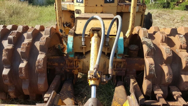 ขายรถบดล้อหนาม CAT 815 4X4 พร้อมใบมีดดัน เอกสารเล่มทะเบียนครบ รถพร้อมใช้ ราคาต่อรองได้ครับ