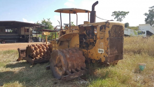 ขายรถบดล้อหนาม CAT 815 4X4 พร้อมใบมีดดัน เอกสารเล่มทะเบียนครบ รถพร้อมใช้ ราคาต่อรองได้ครับ