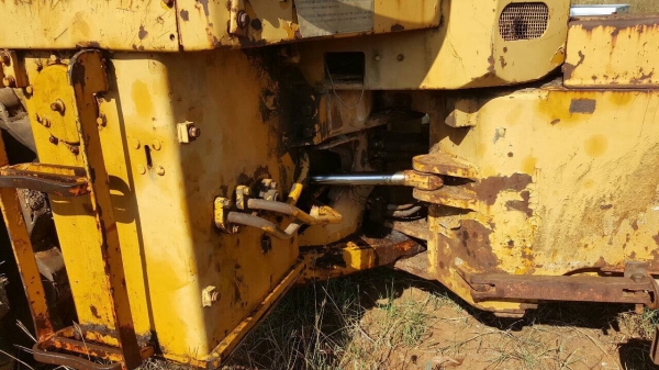 ขายรถบดล้อหนาม CAT 815 4X4 พร้อมใบมีดดัน เอกสารเล่มทะเบียนครบ รถพร้อมใช้ ราคาต่อรองได้ครับ