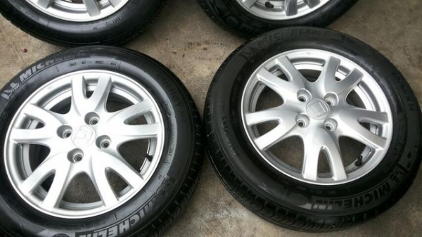 ล้อถอดป้ายแดง เก่าเก็บ honda brio ยาง มิเชอลิน xm2 175 65 14