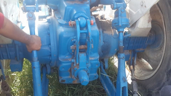 ขายรถไถFORD 77T3 ยางดี อุปกรณ์ ใบดันหน้าผานหลัง7 เอกสารเล่มทะเบียน เครื่องดี เกียร์แห้ง พร้อมใช้งาน