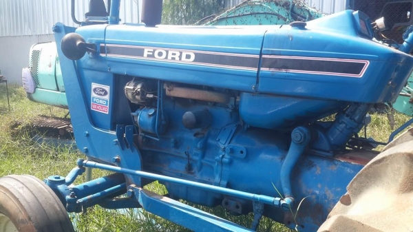 ขายรถไถFORD 77T3 ยางดี อุปกรณ์ ใบดันหน้าผานหลัง7 เอกสารเล่มทะเบียน เครื่องดี เกียร์แห้ง พร้อมใช้งาน