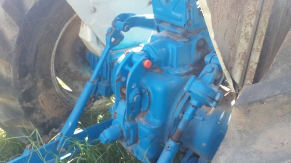 ขายรถไถFORD 77T3 ยางดี อุปกรณ์ ใบดันหน้าผานหลัง7 เอกสารเล่มทะเบียน เครื่องดี เกียร์แห้ง พร้อมใช้งาน