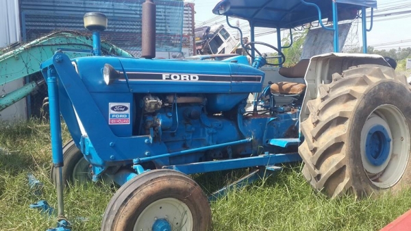 ขายรถไถFORD 77T3 ยางดี อุปกรณ์ ใบดันหน้าผานหลัง7 เอกสารเล่มทะเบียน เครื่องดี เกียร์แห้ง พร้อมใช้งาน