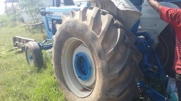 ขายรถไถFORD 77T3 ยางดี อุปกรณ์ ใบดันหน้าผานหลัง7 เอกสารเล่มทะเบียน เครื่องดี เกียร์แห้ง พร้อมใช้งาน