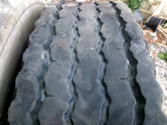 ขายยาง 1000-20 บริดสโตน ปี14 พร้อมยางในและยางรอง  จำนวน 8 ชุด 12900
