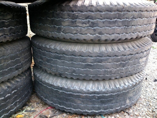 ขายยาง 1000-20 บริดสโตน ปี14 พร้อมยางในและยางรอง  จำนวน 8 ชุด 12900
