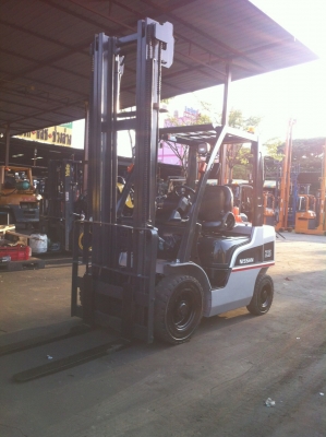 รถยกนิสสันรุ่นล่าสุด น้ำหนักยก 2.5 ตัน เสาสูง 4.50 เมตร เครื่องดีเซล เกียร์ธรรมดา ชั่วโมงการใช้งาน 7400 ช.ม.