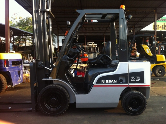 รถยกนิสสันรุ่นล่าสุด น้ำหนักยก 2.5 ตัน เสาสูง 4.50 เมตร เครื่องดีเซล เกียร์ธรรมดา ชั่วโมงการใช้งาน 7400 ช.ม.