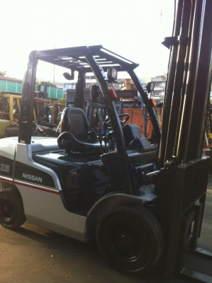 รถยกนิสสันรุ่นล่าสุด น้ำหนักยก 2.5 ตัน เสาสูง 4.50 เมตร เครื่องดีเซล เกียร์ธรรมดา ชั่วโมงการใช้งาน 7400 ช.ม.