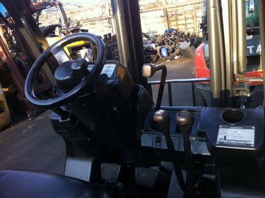 รถยกนิสสันรุ่นล่าสุด น้ำหนักยก 2.5 ตัน เสาสูง 4.50 เมตร เครื่องดีเซล เกียร์ธรรมดา ชั่วโมงการใช้งาน 7400 ช.ม.