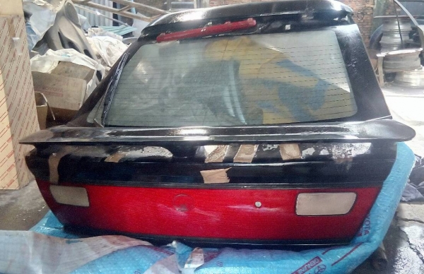 ฝาท้าย มาสด้า 323F astina ตาหยี ไม่มีแก๊บ สภาพสวย