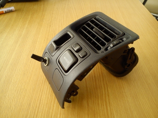 กรอบช่องแอร์ข้างขวา TOYOTA COROLLA AE100 AE101