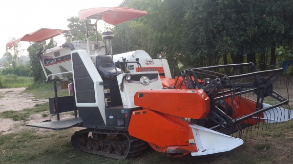 ขายรถเกี่ยวข้าว DC 60 PLUS ปี 53  พร้อมเทลเอลร์ลากสภาพดี ราคา 355,000