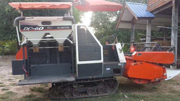 ขายรถเกี่ยวข้าว DC 60 PLUS ปี 53  พร้อมเทลเอลร์ลากสภาพดี ราคา 355,000