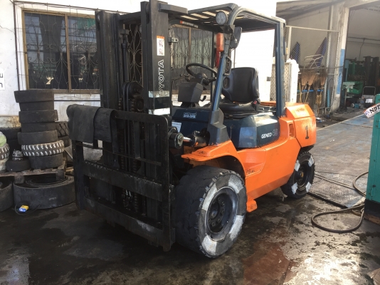 รถยกโตโยต้ารุ่น 7 น้ำหนักยก 4 ตัน เสาสูง 3 เมตรเข้าตู้ ชั่วโมงการใช้งาน 10300 ช.ม.