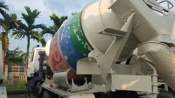 6 คันละ  695,000 บาท NISSAN CW430 2 เพลา เครื่อง PE6-230 แรง  เล่มทะเบียนพร้อม 090-772-3710 090-772-3708