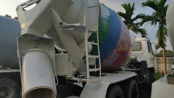 6 คันละ  695,000 บาท NISSAN CW430 2 เพลา เครื่อง PE6-230 แรง  เล่มทะเบียนพร้อม 090-772-3710 090-772-3708