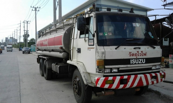 ขายรถน้ำมันFVM 175  แท้ง 15,000 ลิตร  เครื่องดี  ครัชซีสวยมาก รับประกัน  หัวบาง ยางดี 6 เส้น พร้อมโอน ราคา 570,000 บาท   090-772-3710 090-772-3708