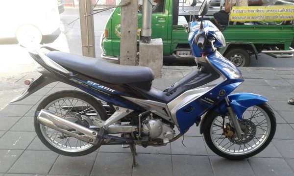 ขาย YAMAHA SPARK 135 R ปี 49 มีครัชมือ เครื่องดีไม่หลวม ภายนอกมีชุดสีท่อนล่างแตก หน้ากากแตกตรงคอ, เล่ม+เอกสารพร้อมโอน ** สภาพตามรูป ขายตามสภาพ **