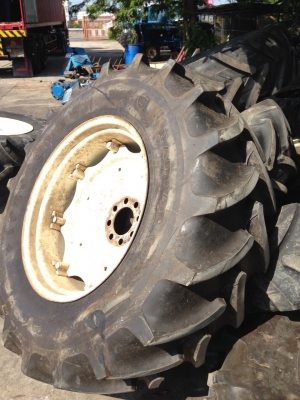 ขายแล้วครับ ชุดดันหน้ารถไถฟอร์ด6600-6610 เพลาเดียวของไคเฮงหลี บ้านโป่ง สภาพสวยมากราคา35,000 (ไม่มีใบดันนะครับ)