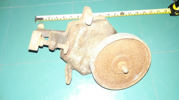 ขายหินเจียรมือหมุนงานเก่าพร้อมใบเจียรขนาด6นิ้ว